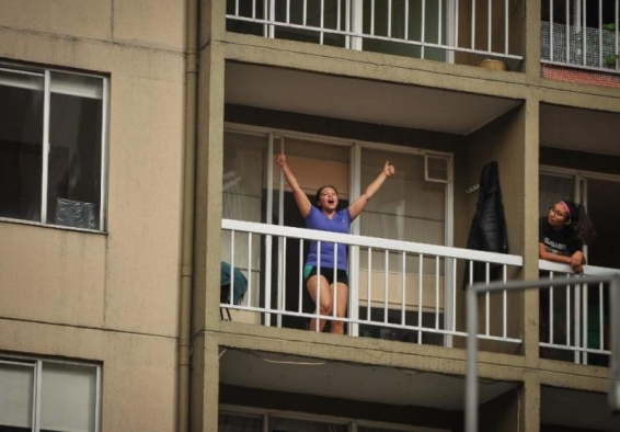 mujer ejercitándose en balcón