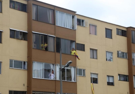 personas en sus apartamentos
