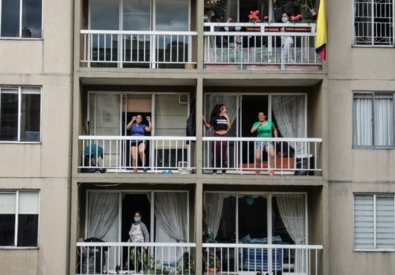 personas confinadas en apartamentos