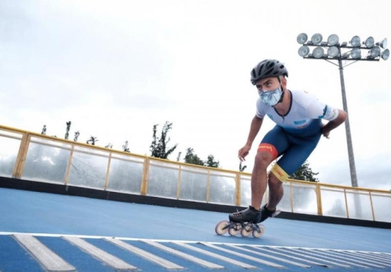 patinador entrenando en pista