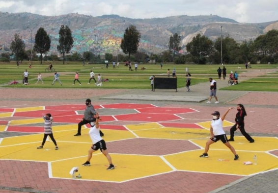 personas ejercitándose en un parque