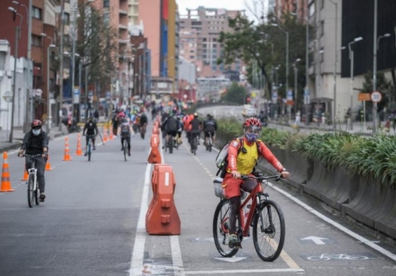 personas en ciclovia de bogotá 