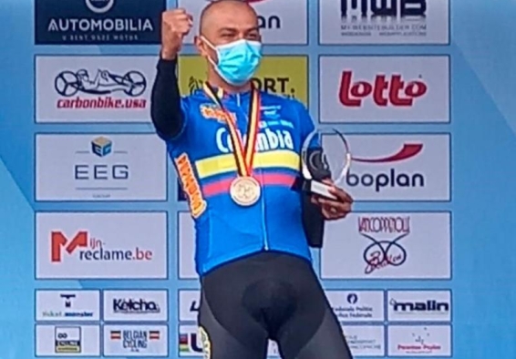 Diego Dueñas en el podio con medalla