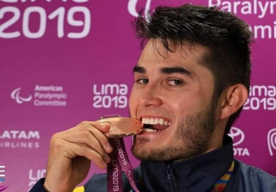 deportista mordiendo medalla