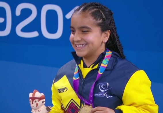 Sara Vargas con su medalla