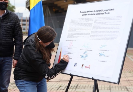  directora del IDRD, Blanca Durán firmando pacto de paz