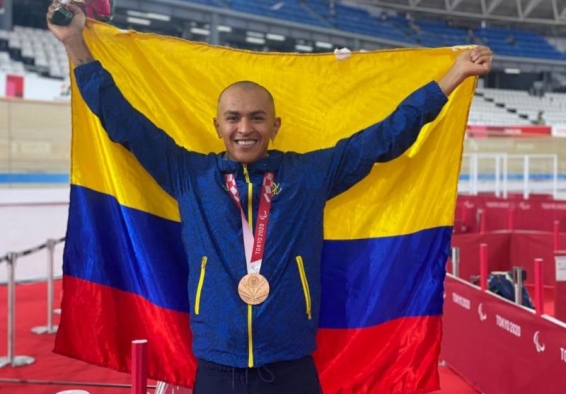 Diego Dueñas con bandera de colombia