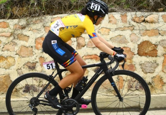 ciclista femenina en bicicleta