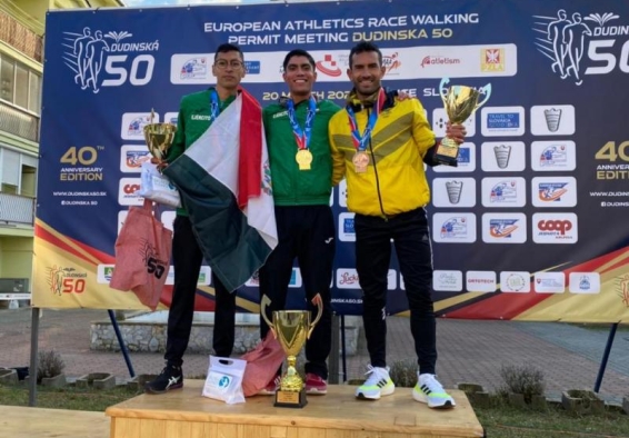 deportistas en el podio