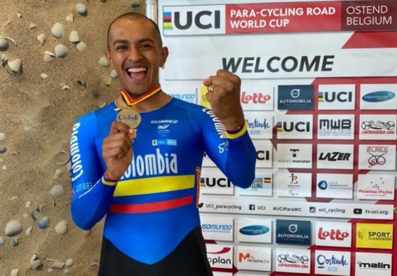 deportista celebrando con medalla