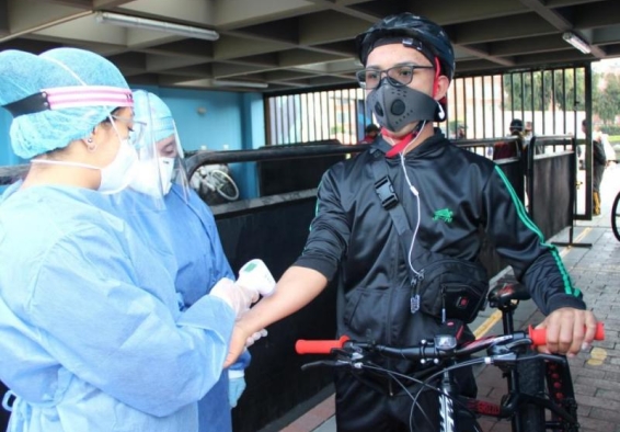 funcionario revisando temperatura corporal