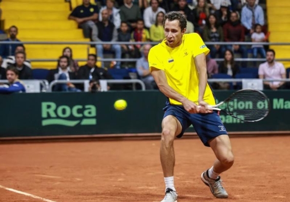 Daniel Galán jugando tenis