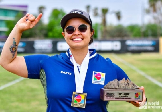 Nora Valdez celebrando feliz