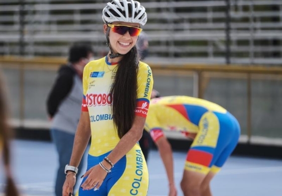 Mariana Chaparro con uniforme de patinadora