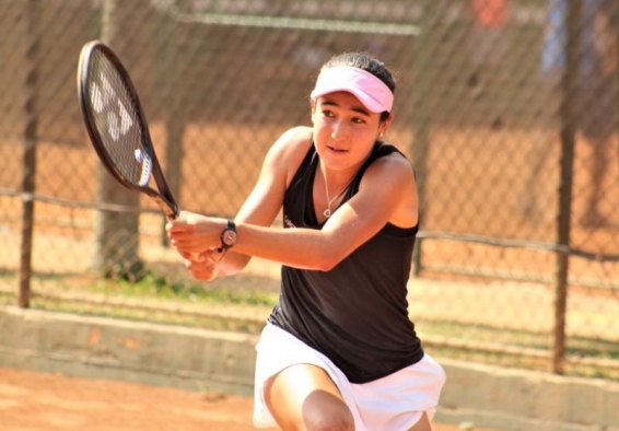 deportista jugando tenis