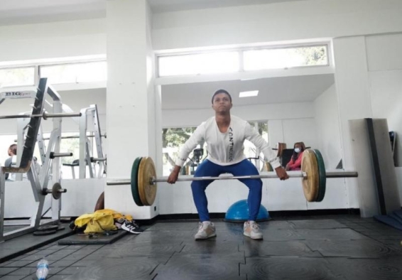 deportista de levantamiento de pesas