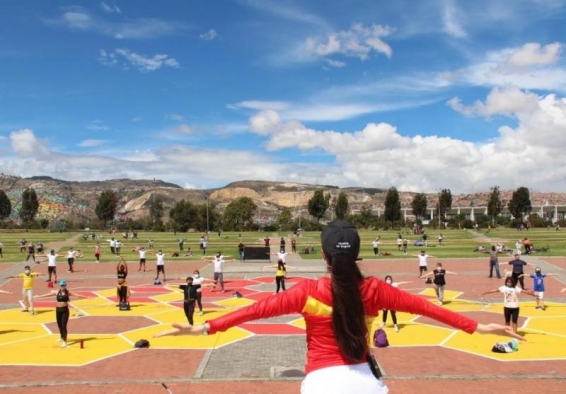 personas ejercitándose en un parque