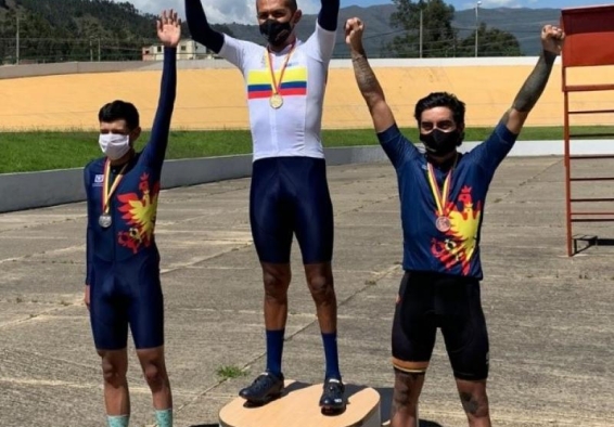 deportistas en el podio