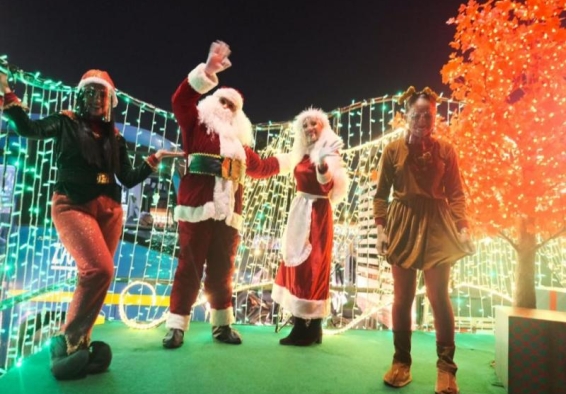 personas disfrazadas de temáticas navideñas