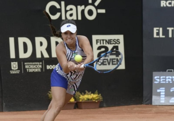 MARÍA CAMILA OSORIO jugando tenis