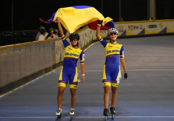 deportistas con bandera de bogotá