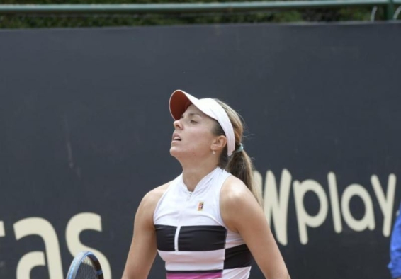 deportista jugando tenis