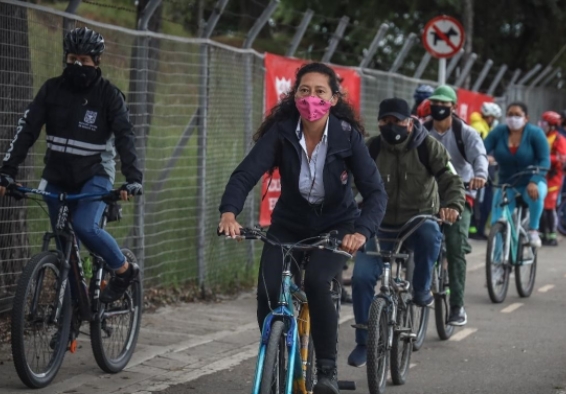 personas montando bici hacia el trabajo