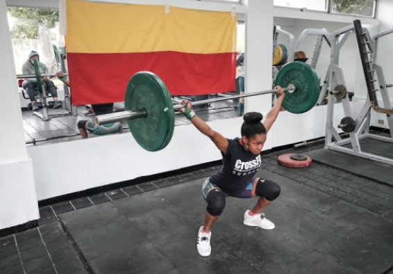 alejandra alvarez levantando pesas