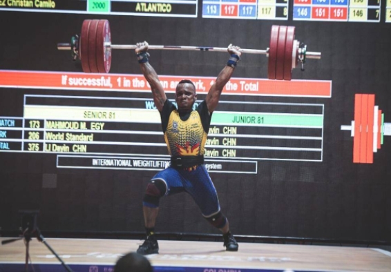 Brayan Santiago Rodallegas levantando una pesa en competencia
