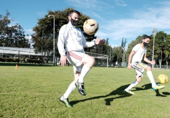 deportista jugando futbol