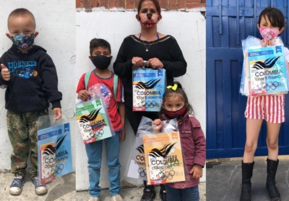 mujer y sus hijos con las cartillas