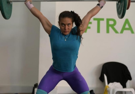 deportista femenina levantando pesas