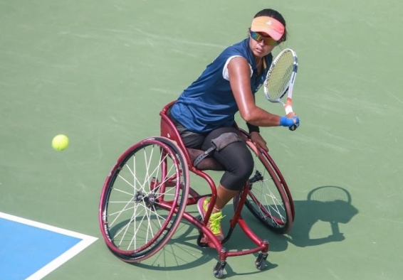 María Angélica Bernal jugando tenis