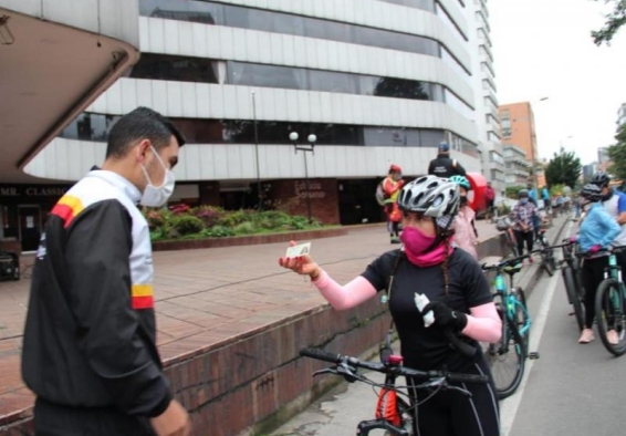 ciclista mostrando cédula