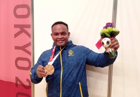 deportista con medalla y premio
