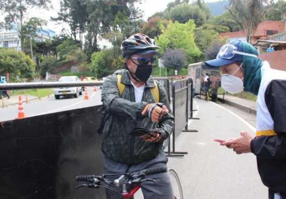 ciclista mostrando cédula