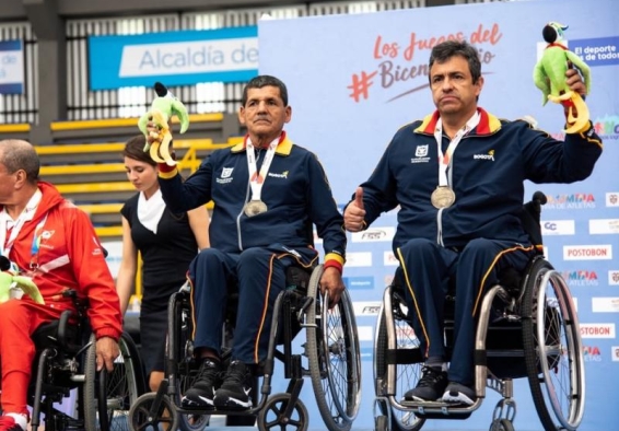 deportistas en el podio