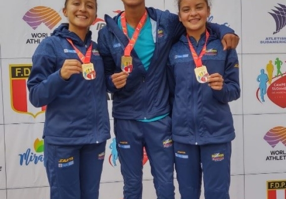jovenes en el podio