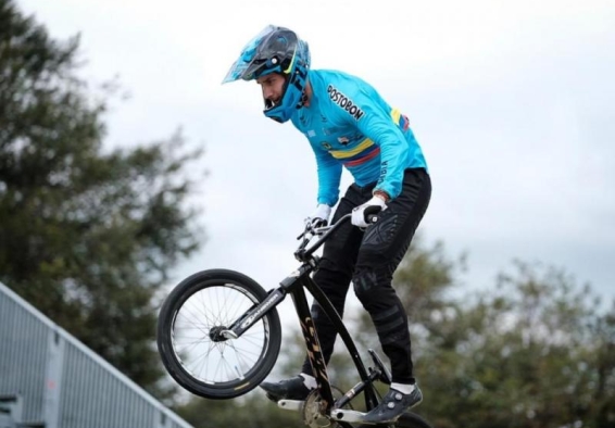 carlos ramírez en su bmx
