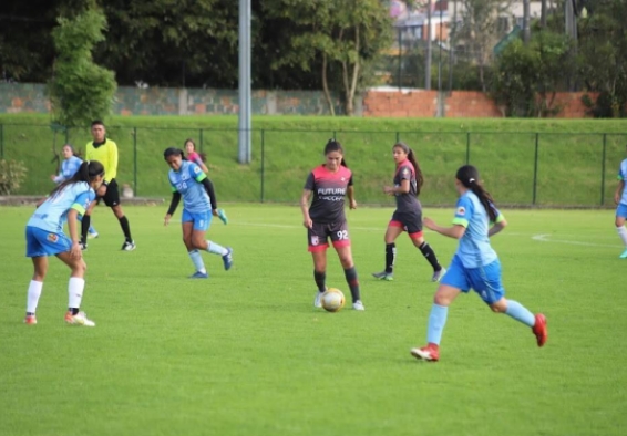 chicas jugando futbol