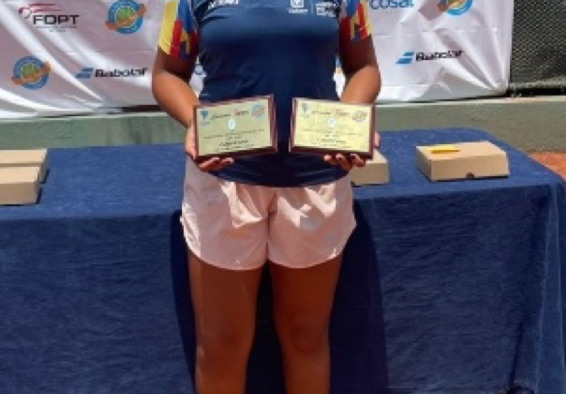 chica deportista con dos reconocimientos