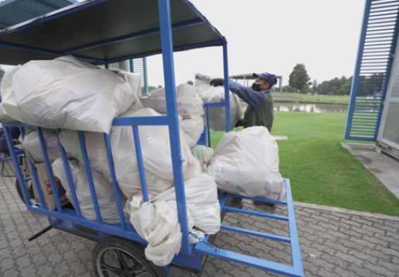 señor reciclando basura