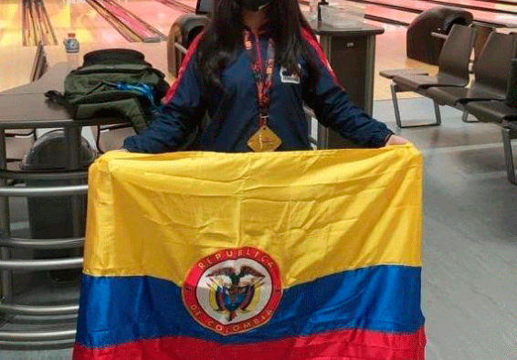 deportista con bandera de colombia