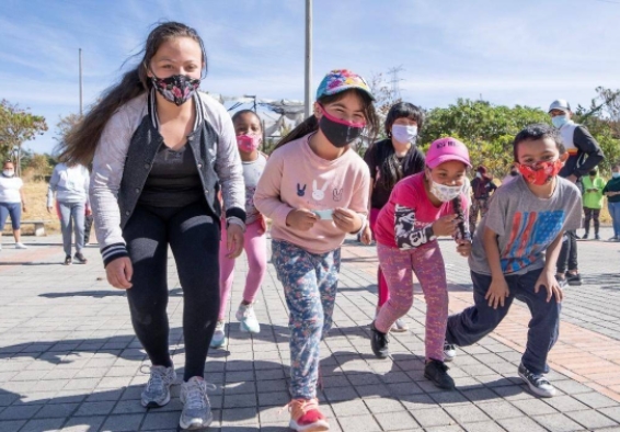 Niños y niñas jugando