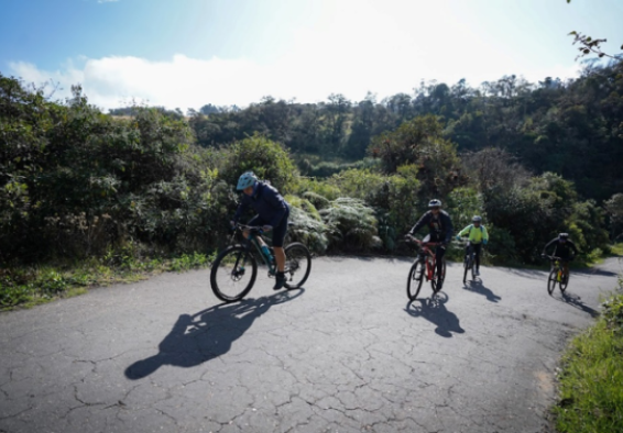 personas montando bicicleta