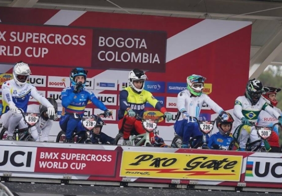 deportistas de bmx compitiendo 