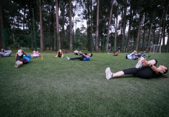 personas ejercitándose en un parque