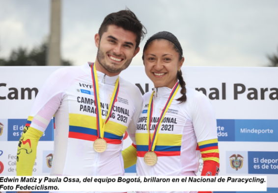 deportistas en el podio