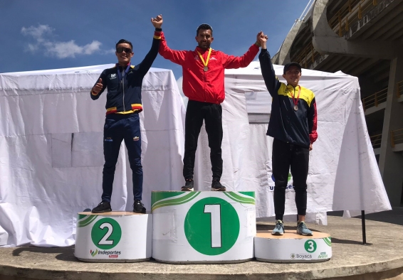 deportistas en el podio