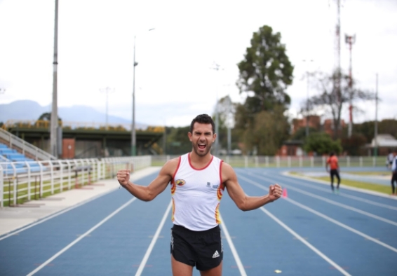 atleta celebrando